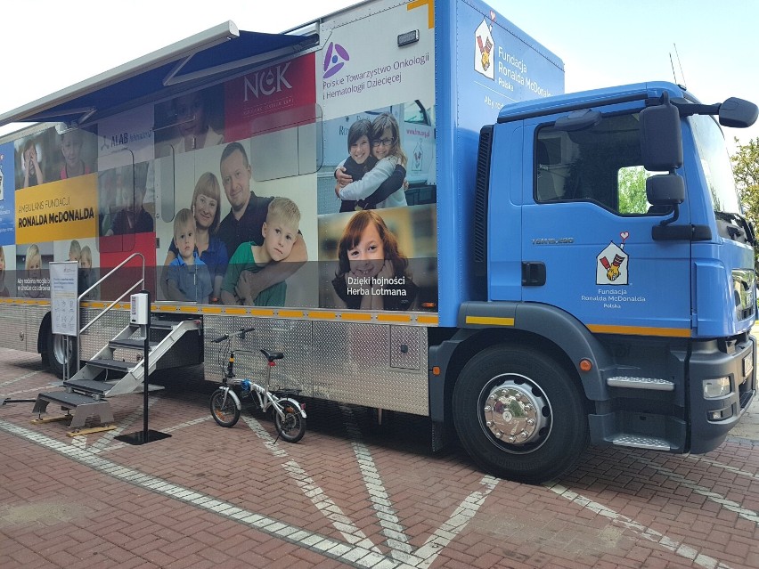 W Radomsku zaparkował ambulans Fundacji Ronalda McDonalda. Trwają badania dzieci