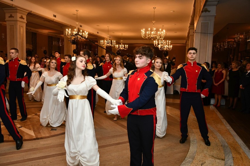 Pięknego poloneza uczniowie zatańczyli w tradycyjnych...