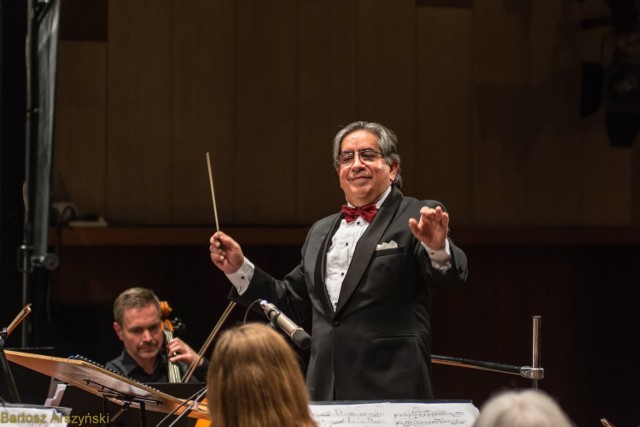 Beethovenowski koncert poprowadzi Ruben Silva, dyrektor słupskiej orkiestry Sinfonia Baltica.