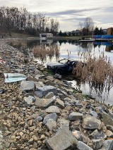 W Rydułtowach opel corsa wpadł do stawu. Przedtem staranował barierki ochronne. Na miejscu jest straż pożarna i policja ZDJĘCIA