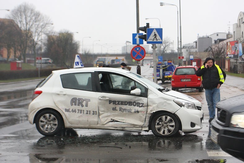 Zderzenie dwóch pojazdów na skrzyżowaniu ul. Sienkiewicza i al. Piłsudskiego w Piotrkowie
