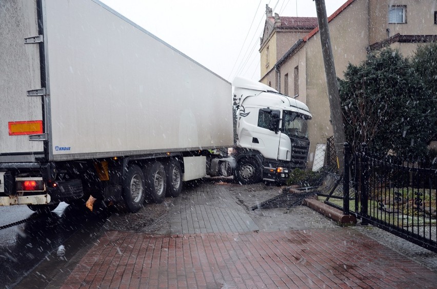 W Serbach tir wpadł w poślizg i uderzył w ogrodzenie. Zatrzymał się tuż przy murach domu