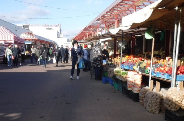 Ceny warzyw i owoców na radomskim targowisku Korej. Pomidory kosztują 6 złotych za kilogram, winogrona od 6 do7 złotych za kilogram, pojemnik truskawek - 6,50, malin - 8 złotych a borówki 6,50. Śliwki kosztują 4,5 złotego za kilogram, papryka 4,8 złotego za kilogram. Za ładną wiązankę na Wszystkich Świętych trzeba zapłacić od 80 do 250 złotych.
>