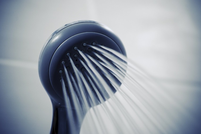 FAKT: Zbyt ciepła woda stosowana podczas mycia włosów...