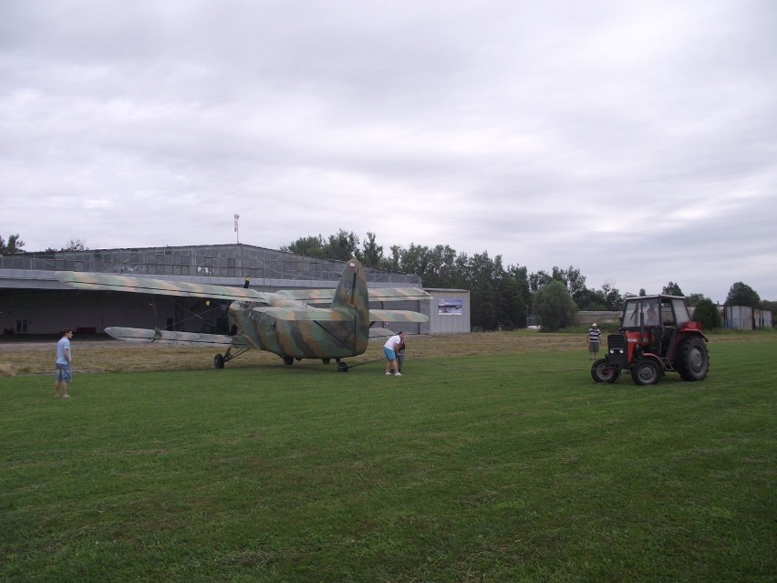 An - 2 i Ursus, który od lat dzielnie służy lotnictwu.fot....