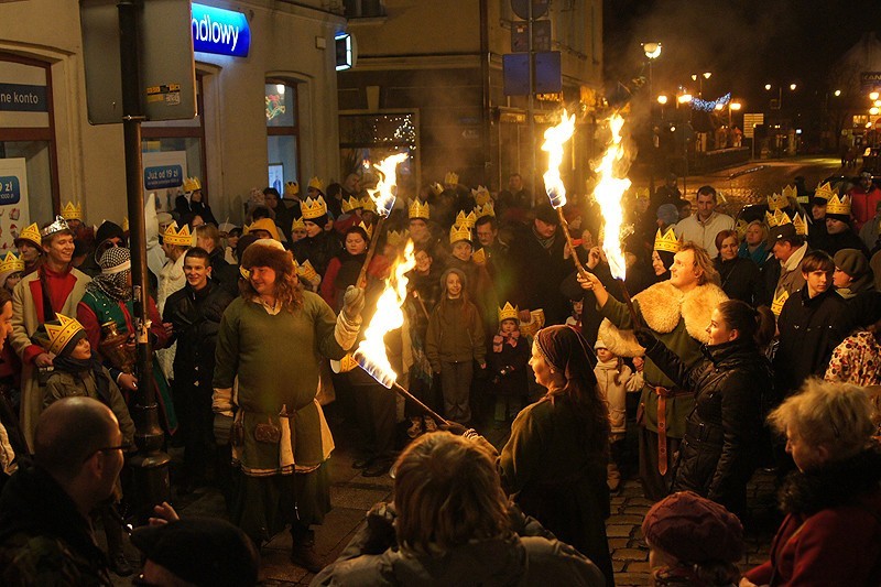 Święto Trzech Króli w Kaliszu. Orszaki na ulicach miasta. ZOBACZ FILM i ZDJĘCIA