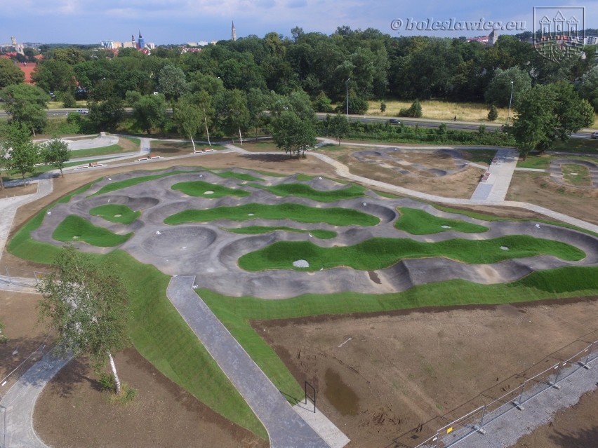 Koniec marudzenia, że nie ma co robić! Pumptrack, skatepark i ścianka wspinaczkowa przy bolesławieckim wiadukcie