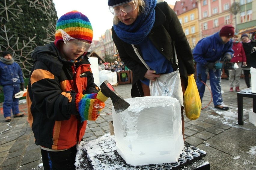 Rzeźbili w lodzie na Rynku (ZDJĘCIA, FILM)