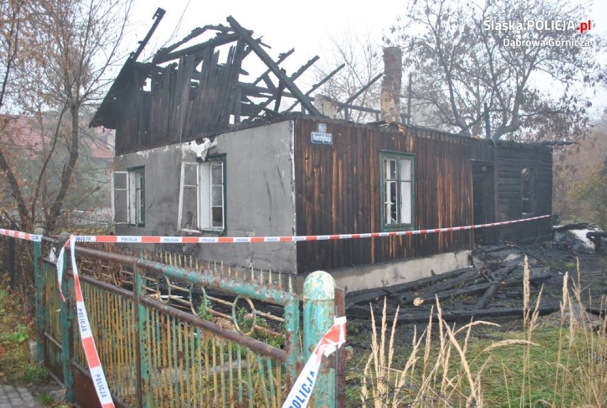 Dąbrowa Górnicza: Tragiczny pożar w Antoniowie [ZDJĘCIA]. Spłonął drewniany dom, jedna osoba nie żyje [WIDEO]