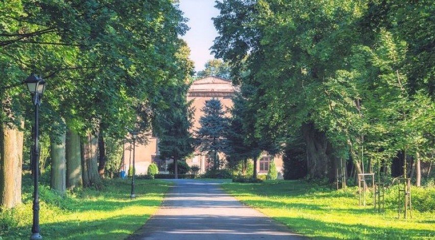 Dawny zabytkowy dworek w Porębie Wielkiej wraz z otaczającym...