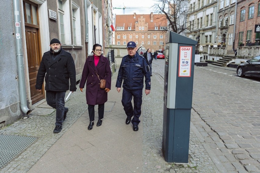 Prezydent Gdańska poszła na spacer z komendantem miejskim...