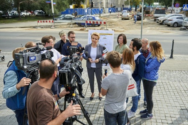 Chodzi o fragmenty Narutowicza (od Kopcińskiego do Radiostacji) i Tomaszowskiej (Dąbrowskiego-Olechowska).

Ponadto w pierwszym tygodniu września ma się zakończyć remont  skrzyżowania ul. Ogrodowej z Gdańską.

Pozostałe remonty wciąż trwają. 

Wśród nich m.in. Rokicińskiej na wschodnich rogatkach Łodzi: na odcinku między Gajcego a Malowniczą.

czytaj dalej na następnym slajdzie