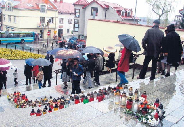 Tak wyglądało Zagłębie, Zawiercie i Jaworzno po katastrofie smoleńskiej. Były msze święte, marsze, paliły się setki zniczy