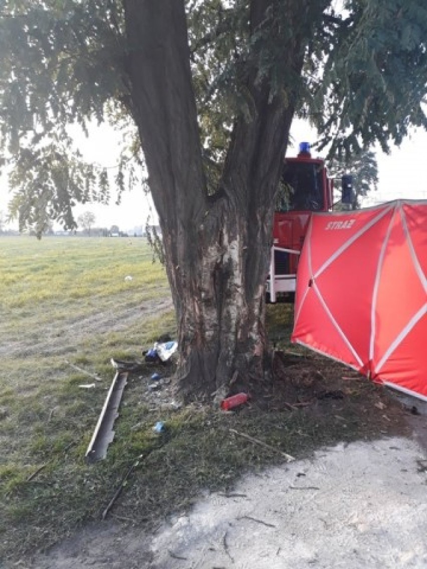 Wypadek w Chociwiu w gminie Czerniewice. Pędzącą hondą uderzył w drzewo i zginął na  miejscu [ZDJĘCIA]