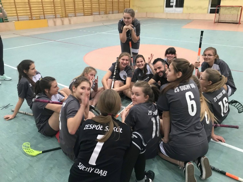 Dziewczęta z SP Suchy Dąb wygrały półfinał wojewódzki w unihokeja