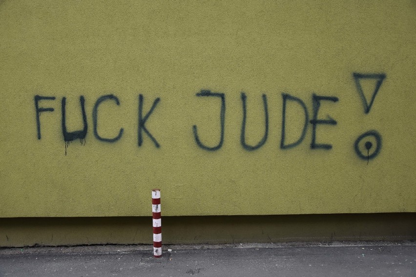 Zamalowali antysemicki napis na bloku obok Urzędu. Szybka reakcja Rybnickiej Spółdzielni Mieszkaniowej