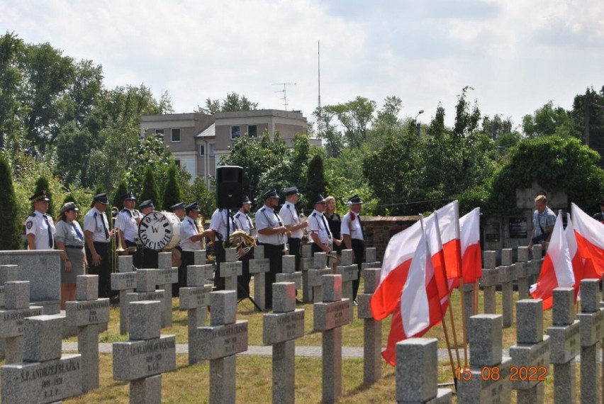 Obchody Święta Wojska Polskiego w Kościanie. Delegacje złożyły kwiaty pod Pomnikiem Obrońców Ojczyzny 