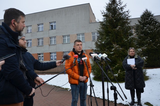 Zastępca Rzecznika Praw Obywatelskich spotkał się z dziennikarzami w Hajnówce. Odwiedził też mężczyzn znalezionych w przygranicznym lesie, hospitalizowanych w SP ZOZ w Hajnówce