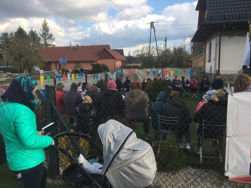 Podhale: Górale licznie modlą się przy przydrożnych kapliczkach na Majówkach. Proszą m.in. o koniec zarazy