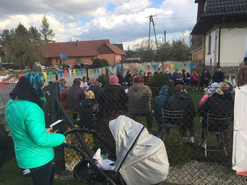 Podhale: Górale licznie modlą się przy przydrożnych kapliczkach na Majówkach. Proszą m.in. o koniec zarazy