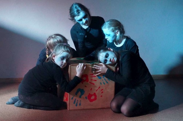 w Klubie Krąg odbyła się premiera widowiska „Przyciąganie – odpychanie” w wykonaniu klubowej, dziecięcej grupy teatralnej.