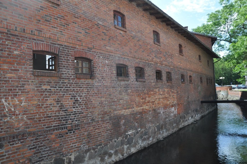 Zabytkowy spichlerz w Szczecinku odzyskuje dawny szyld [zdjęcia]