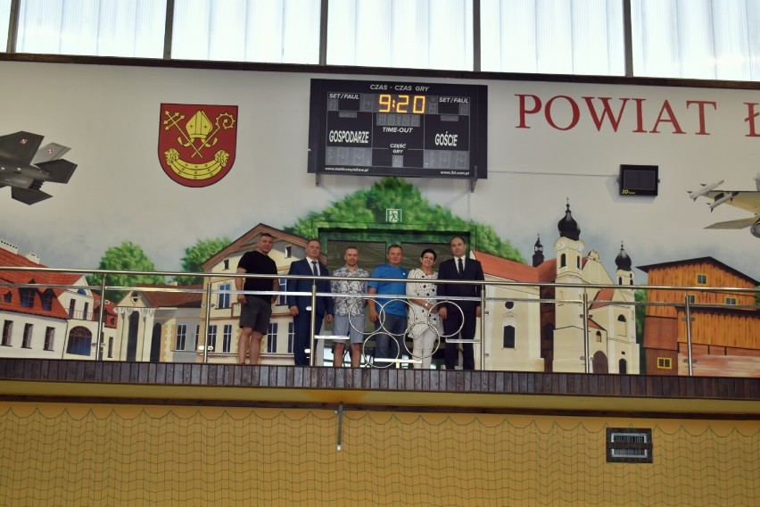 Taki mural zdobi halę Międzyszkolnego Ośrodka Sportowego w...