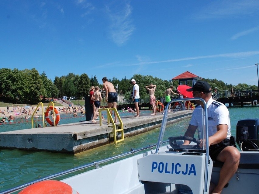 Wspólna akcja policjantów i strażaków na jeziorze Rychnowskim - pilnowali bezpieczeństwa na wodzie i eliminowali zagrożenie!