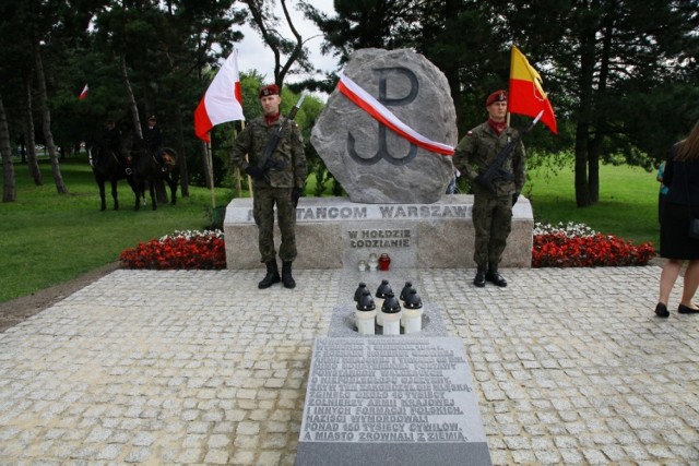 Powstańców Warszawskich w Łodzi został odsłonięty 1 sierpnia 2016 roku w 72. rocznicę wybuchu Powstania Warszawskiego