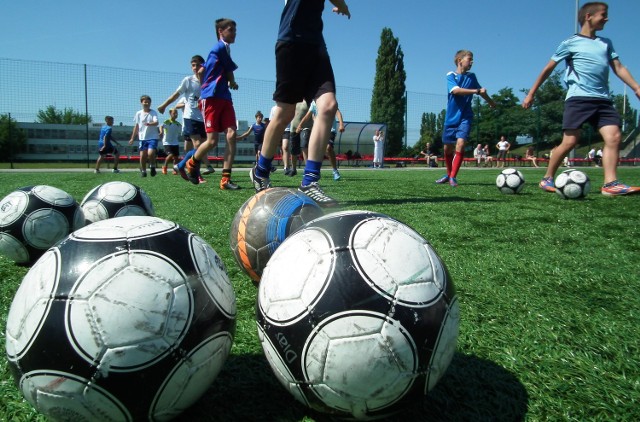 Przez cały lipiec na stadionie Chemika dzieci mogą za darmo korzystać fachowych treningów piłkarskich.