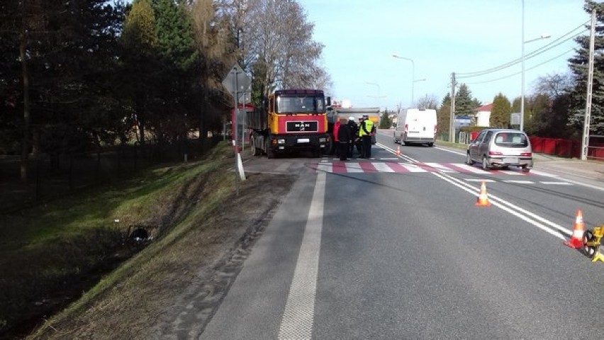Wypadek na przejściu dla pieszych w Krośnie. 85-latek zginął pod kołami ciężarówki [ZDJĘCIA, WIDEO]