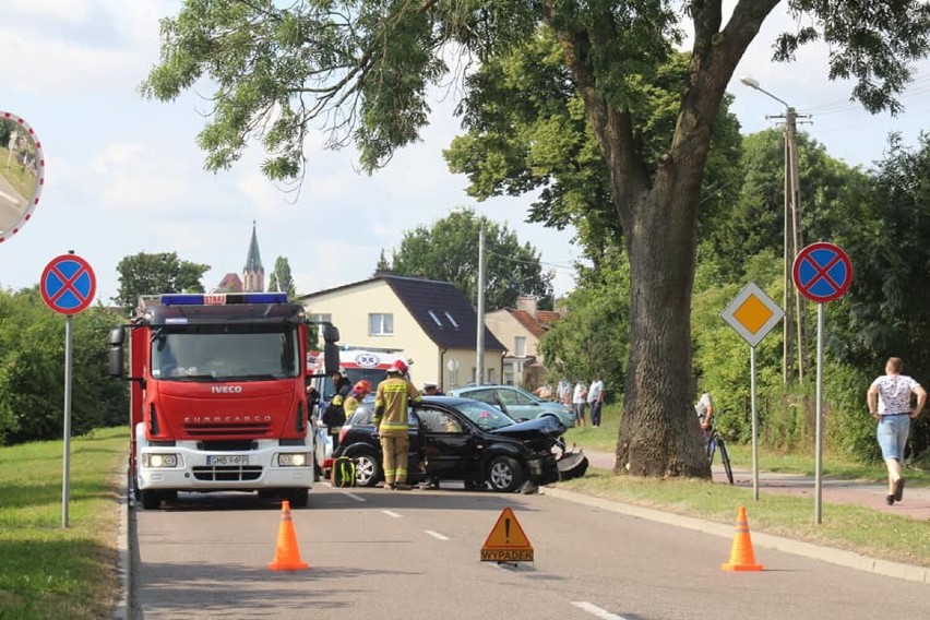 Nowy Staw. Wypadek na ulicy Gdańskiej. Samochód wjechał w drzewo, dwie osoby trafiły do szpitali