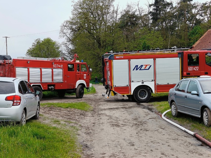 Tragiczny pożar w gminie Książ Wielkopolski! Jedna osoba wyniesiona przez strażaków z zadymionego mieszkania. Nie udało się jej uratować