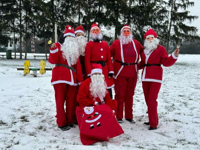 Mieszkańcy donoszą: Widzieliśmy Mikołaje! W różnych miejscach powiatu obornickiego widziani byli Święci Mikołaje z prezentami