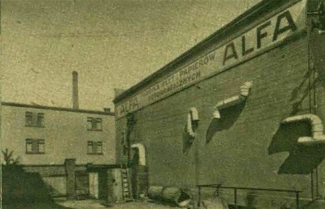 Fragment zabudowań fabryki klisz i błon fotograficznych "Alfa" z charakterystycznymi rurami wentylacyjnymi, poprzedniczki "Fotonu".