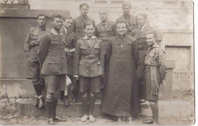 Delegacja Chorągwi Zagłębiowskiej na Jamboree w 1929 roku w Anglii. Stanisław Rudzki (z wąsem) w górnym rzędzie.