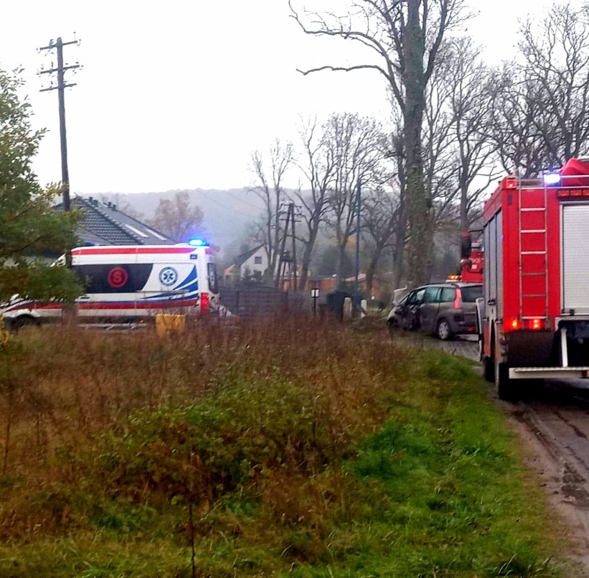 Kolizja w Nowej Wsi Lęborskiej. Audi uderzyło w bok  citroena, który z kolei wjechał w drzewo [ZDJĘCIA]