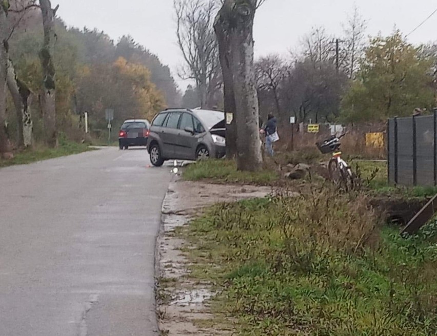 Kolizja w Nowej Wsi Lęborskiej. Audi uderzyło w bok  citroena, który z kolei wjechał w drzewo [ZDJĘCIA]