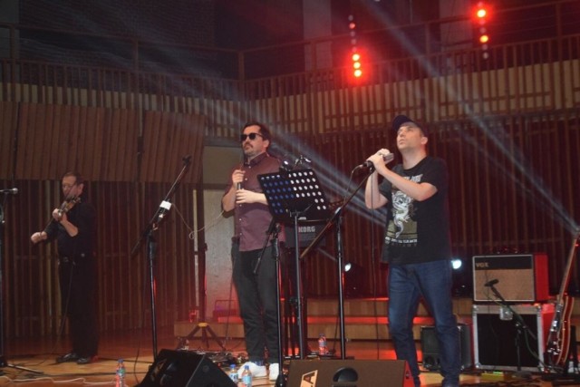 Pablopavo i Ludziki zagrali na scenie sali koncertowej szkoły muzycznej w Radomiu. W sobotni wieczór wykonali utwory z ostatniej płyty "Mozaika", ale też starsze piosenki.