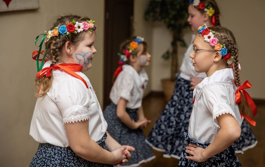 Dzień Babci i Dziadka w Wysokiej. Wystąpiły przedszkolaki z grup "Stokrotki" i "Pszczółki" [ZDJĘCIA]