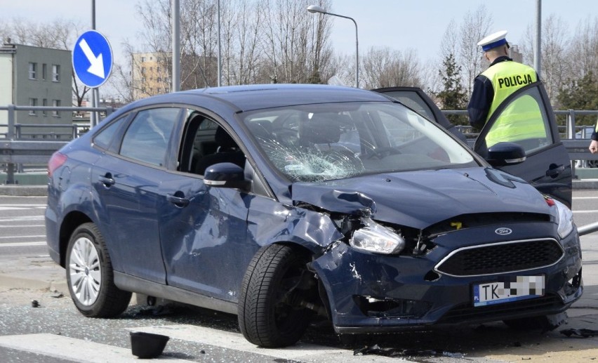 Wypadek w centrum Kielc, znów na feralnym skrzyżowaniu. Motocyklista trafił do szpitala  