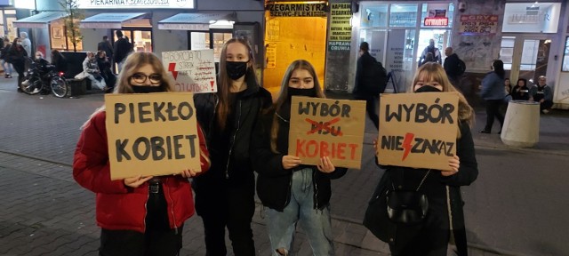 Z takimi hasłami mieszkańcy Zagłębia wybrali się na wtorkowy protest w Sosnowcu. 

Zobacz kolejne zdjęcie. Przesuń zdjęcia w prawo - wciśnij strzałkę lub przycisk NASTĘPNE