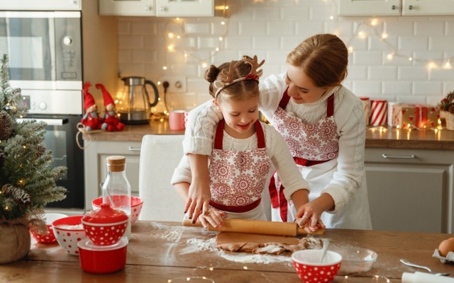 Wspólne gotowanie to świetny pomysł na spędzenie czasu przed świętami. Warto przygotować zdrowsze wersje posiłków, które będą mogły spożywać zarówno dzieci jak i dorośli.