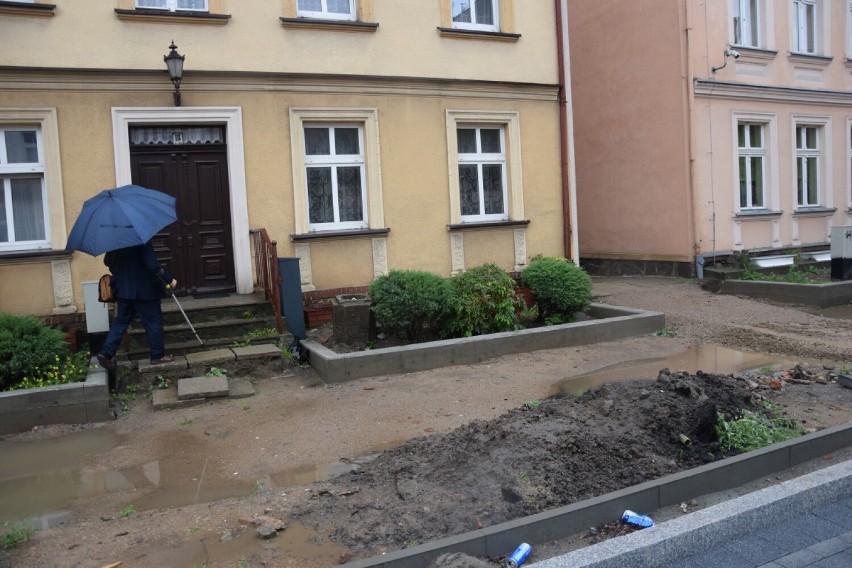 Remont ulicy Kopernika w Wejherowie. Czytelniczka: "Po opadach deszczu zalewa nam piwnice"
