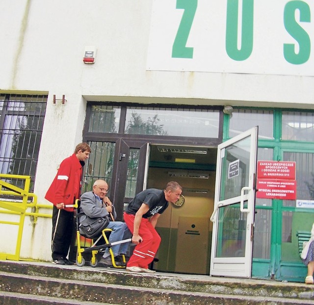 Tym razem stawił się przed lekarzem orzecznikiem ZUS-u, ale na ul. Brzezińską dowiozła go z Pabianic karetka.