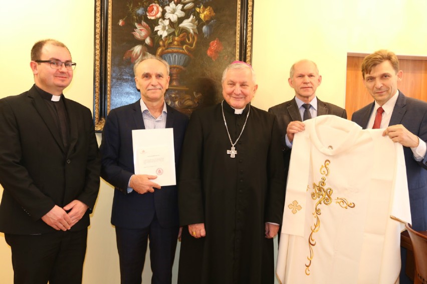 Ornat papieża Franciszka trafił do Muzeum Historii Przemysłu...