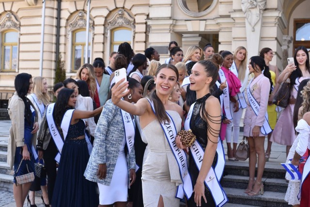 Kandydatki w konkursie Miss Supranational 2021 zwiedzały Nowy Sącz i robiły sobie zdjęcia. W sobotę 21 sierpnia powalczą o koronę