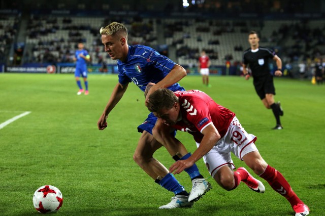 Mecz Dania - Włochy na stadionie Cracovii, z lewej Andrea Conti, obok Frederik Borsting (Dania)