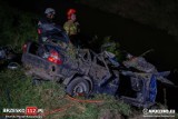 Wypadek Borzęcin. Samochód wypadł z drogi w Borzęcinie Górnym i wylądował w pobliżu rzeki Uszwica. Jedna osoba trafiła do szpitala