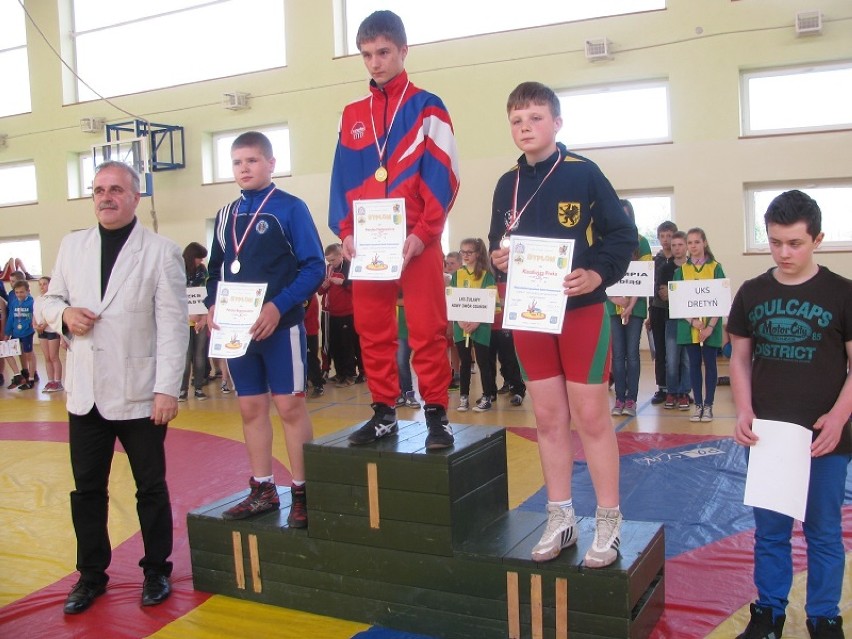 Na najwyższym miejscu podium Patryk Fiedorowicz (59 kg)